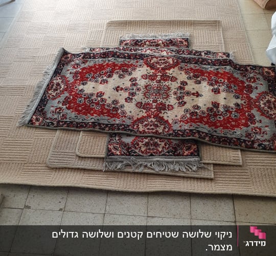 שטיחים מונחים זה על זה על רצפה